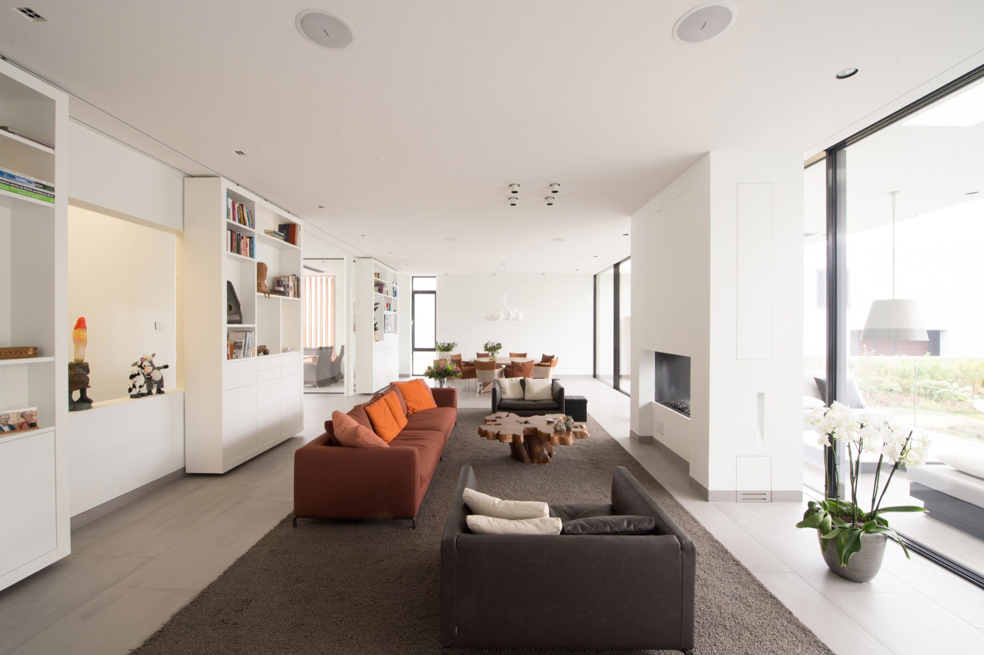 A Stunning and Luminous Contemporary Home on the Edge of a Pretty Man-Made River by LIAG architects (7)