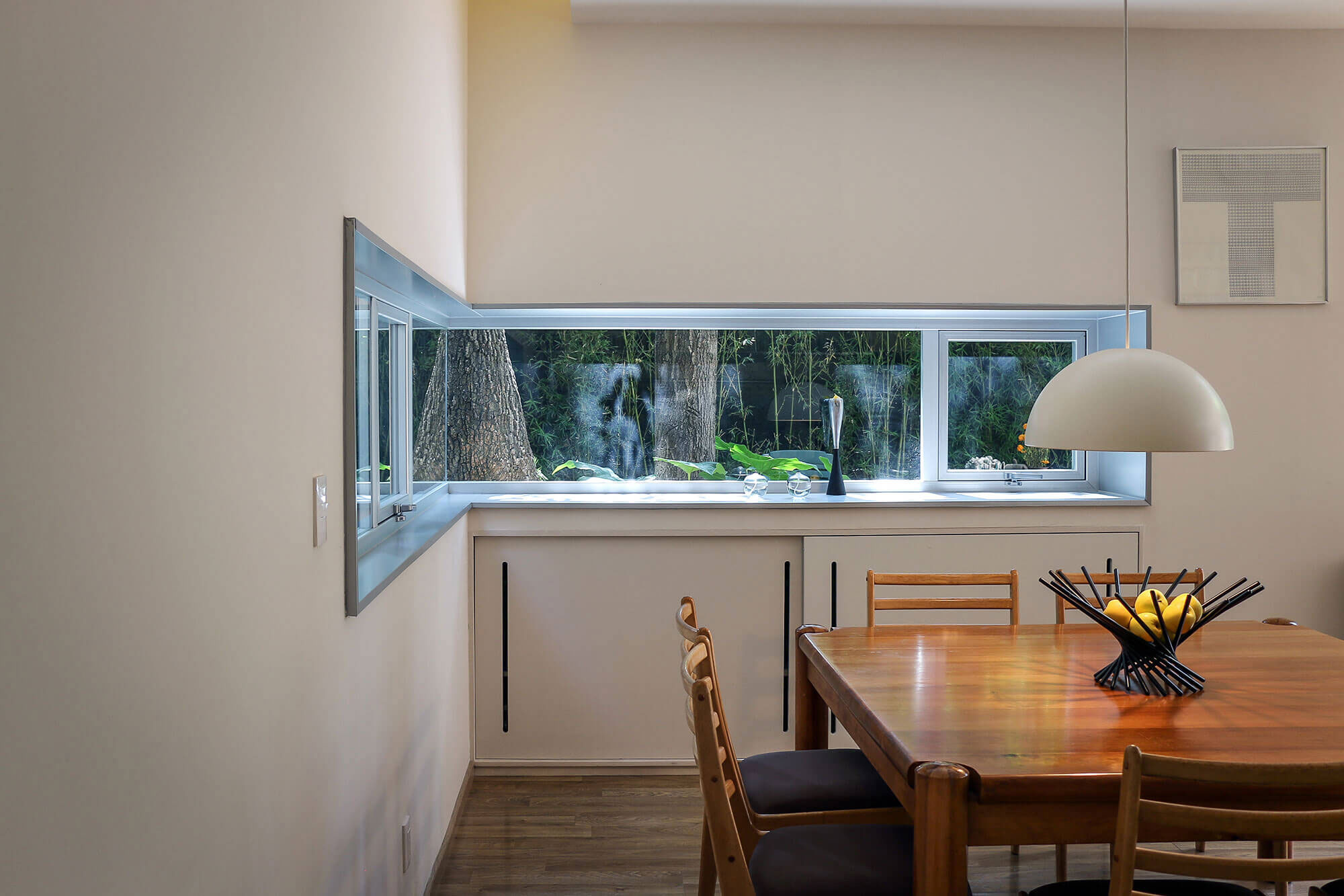 A Stunning Contemporary Home with a Large Bookshelf in Mexico City by Paul Cremoux Studio (17)