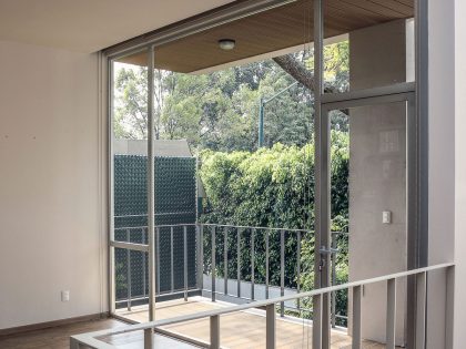 A Stunning Contemporary Home with a Large Bookshelf in Mexico City by Paul Cremoux Studio (18)