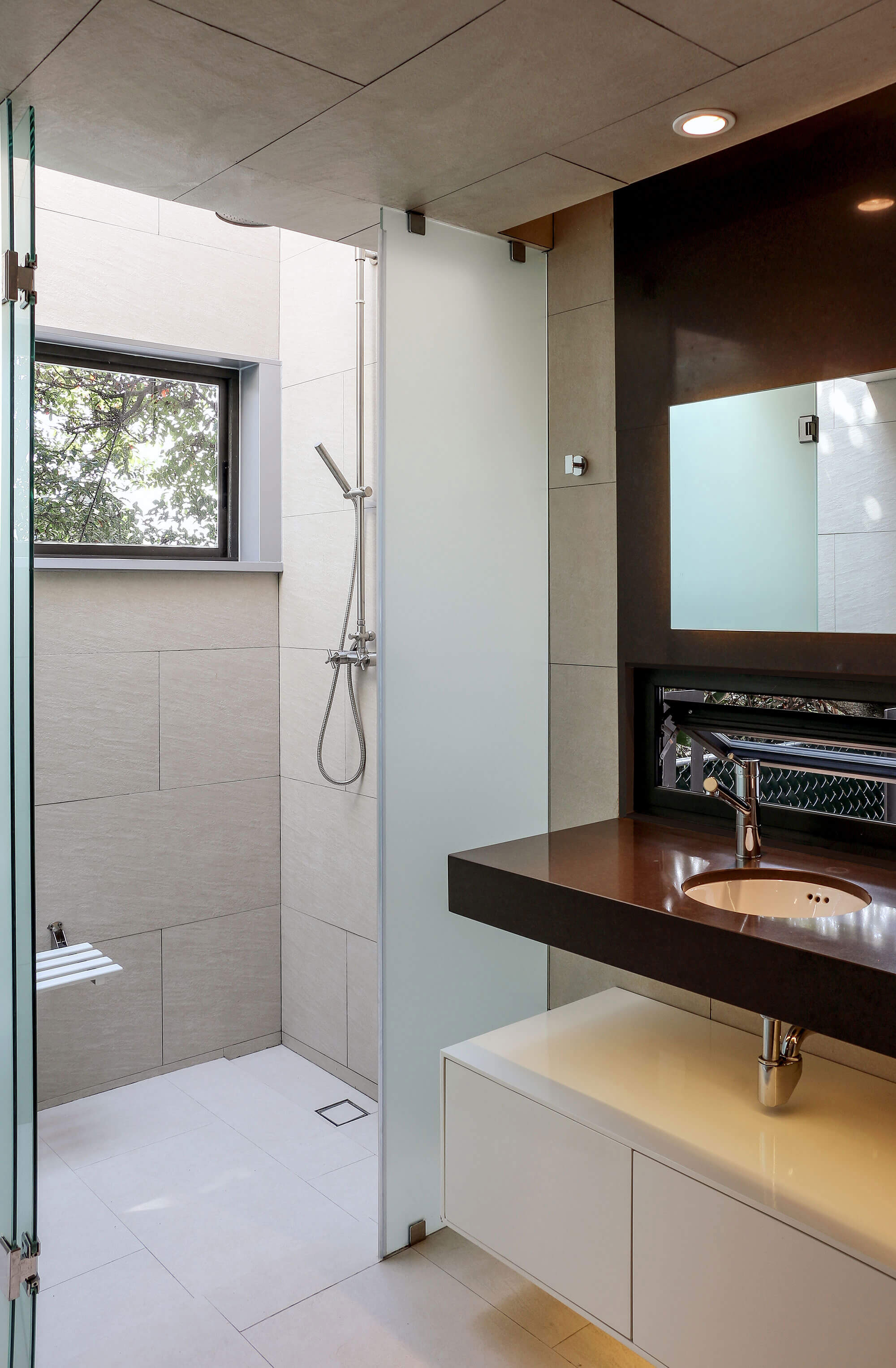 A Stunning Contemporary Home with a Large Bookshelf in Mexico City by Paul Cremoux Studio (19)