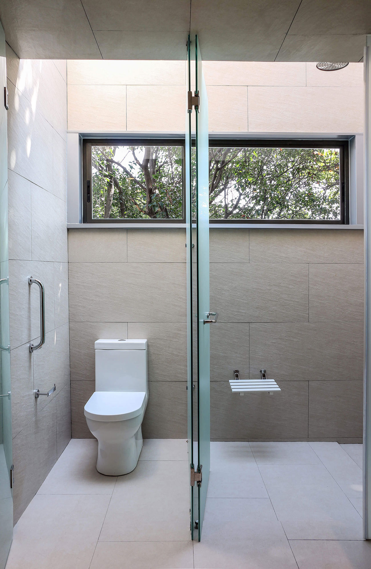 A Stunning Contemporary Home with a Large Bookshelf in Mexico City by Paul Cremoux Studio (20)