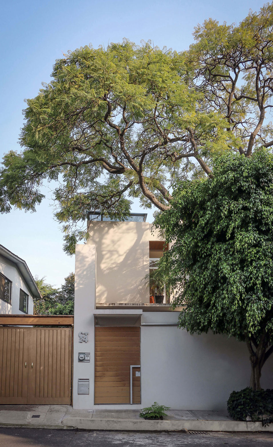 A Stunning Contemporary Home with a Large Bookshelf in Mexico City by Paul Cremoux Studio (4)