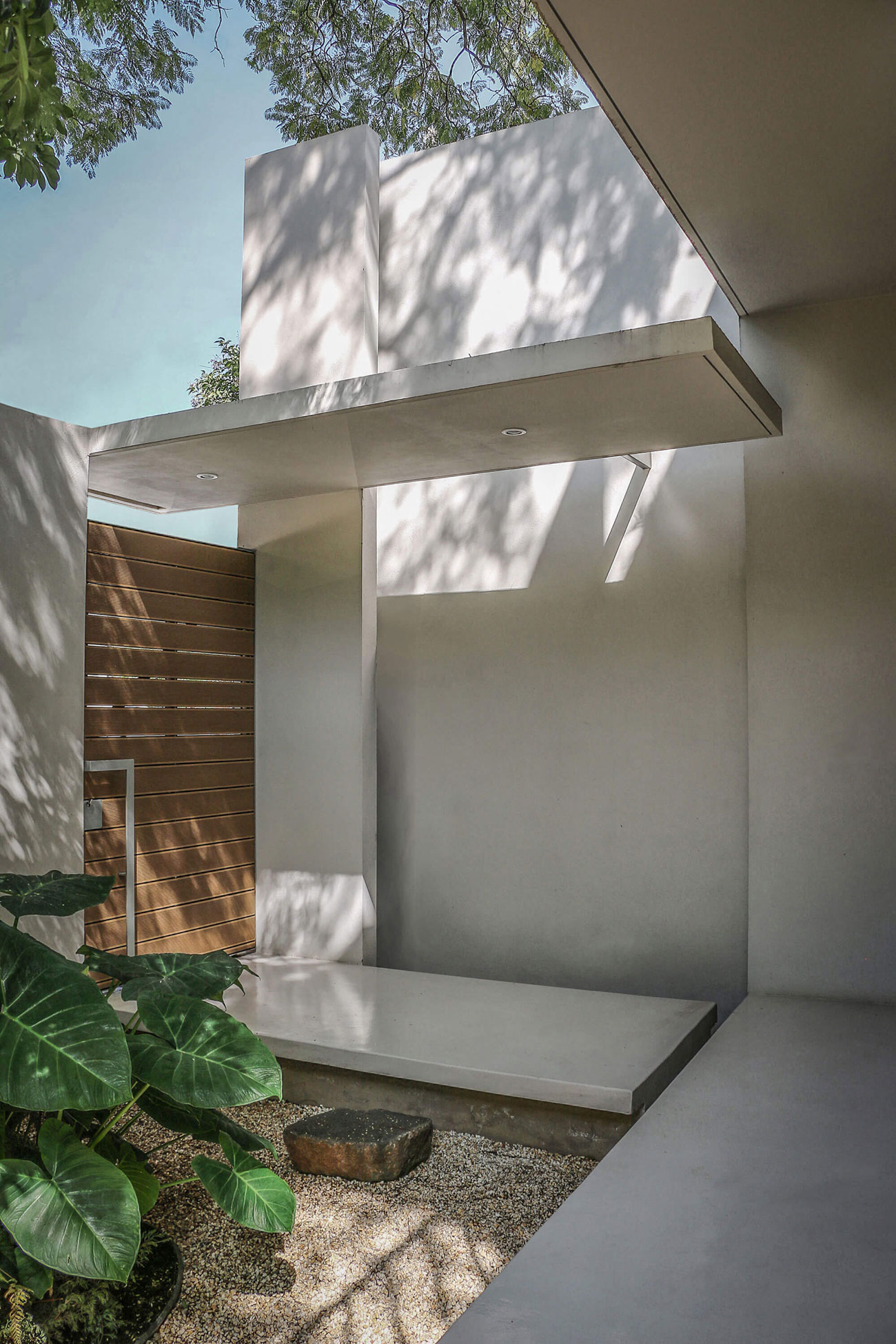 A Stunning Contemporary Home with a Large Bookshelf in Mexico City by Paul Cremoux Studio (5)