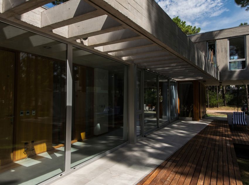 A Stylish Concrete Home Flanked by a Lush Pine Forest in Pinamar by Estudio Galera (10)