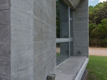 A Stylish Concrete Home Flanked by a Lush Pine Forest in Pinamar by Estudio Galera (12)