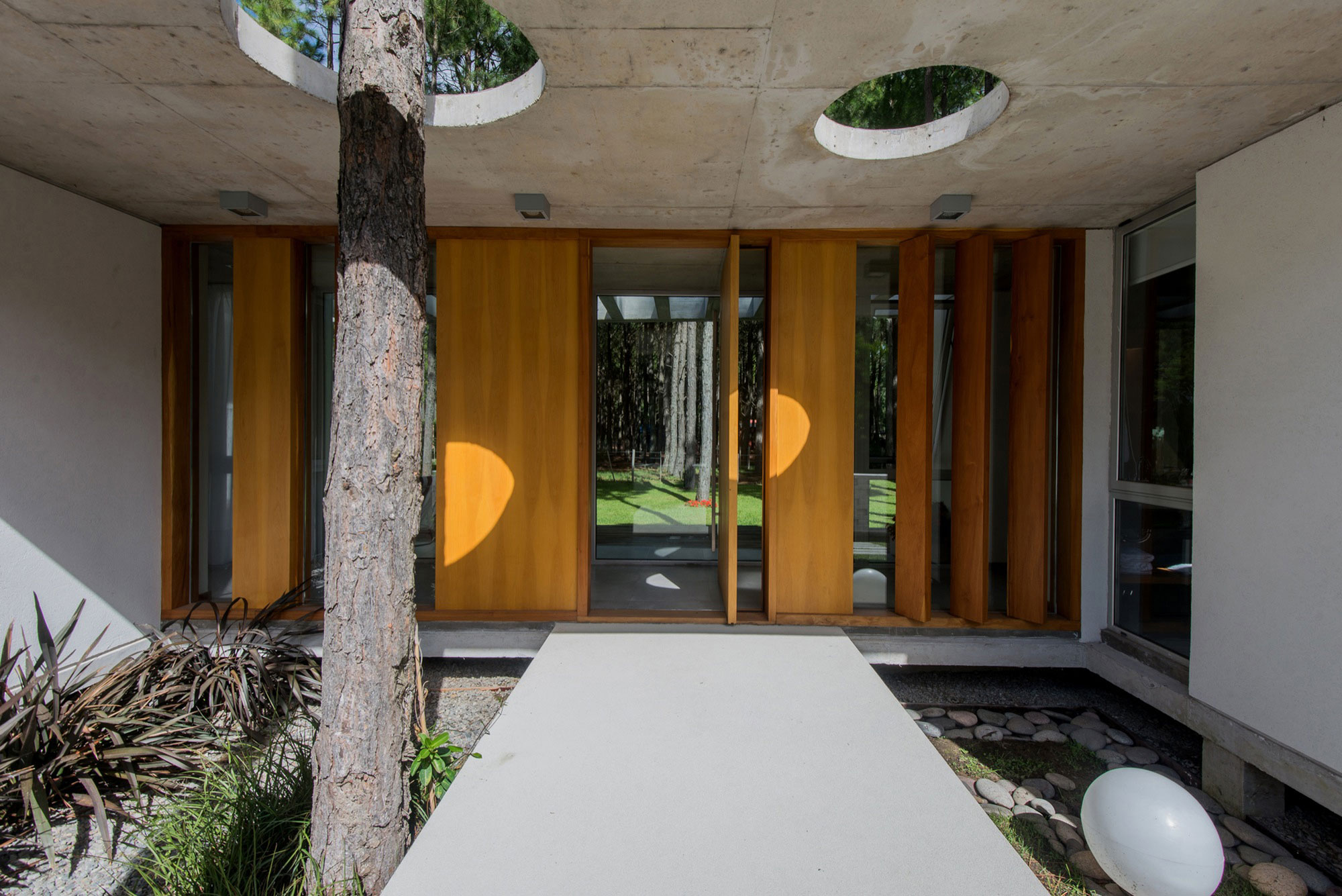 A Stylish Concrete Home Flanked by a Lush Pine Forest in Pinamar by Estudio Galera (13)