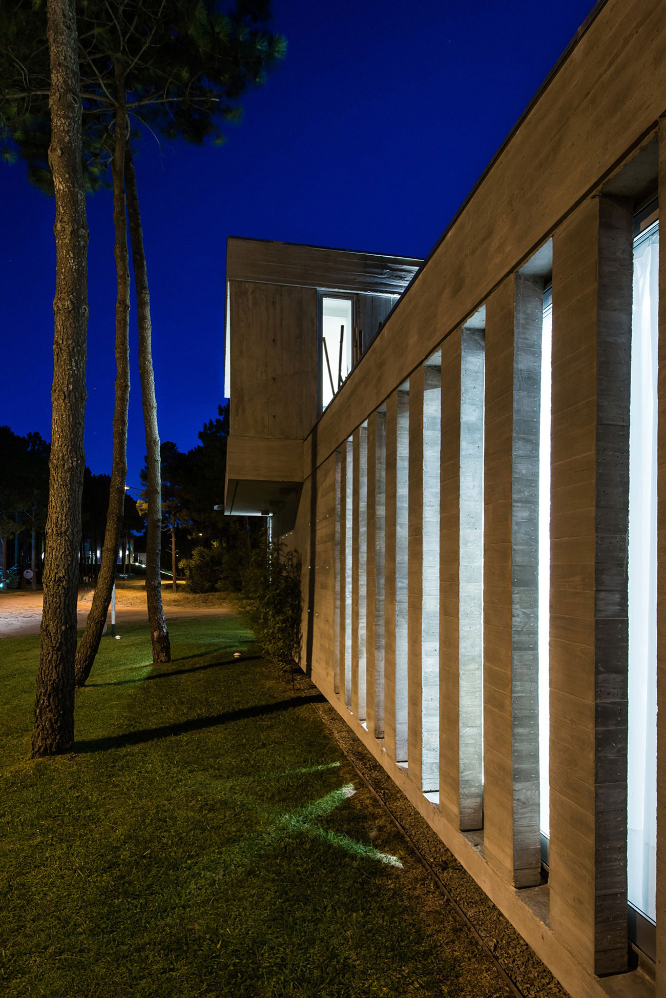 A Stylish Concrete Home Flanked by a Lush Pine Forest in Pinamar by Estudio Galera (21)