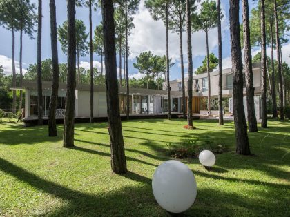 A Stylish Concrete Home Flanked by a Lush Pine Forest in Pinamar by Estudio Galera (8)
