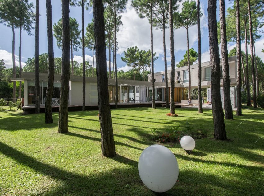 A Stylish Concrete Home Flanked by a Lush Pine Forest in Pinamar by Estudio Galera (8)