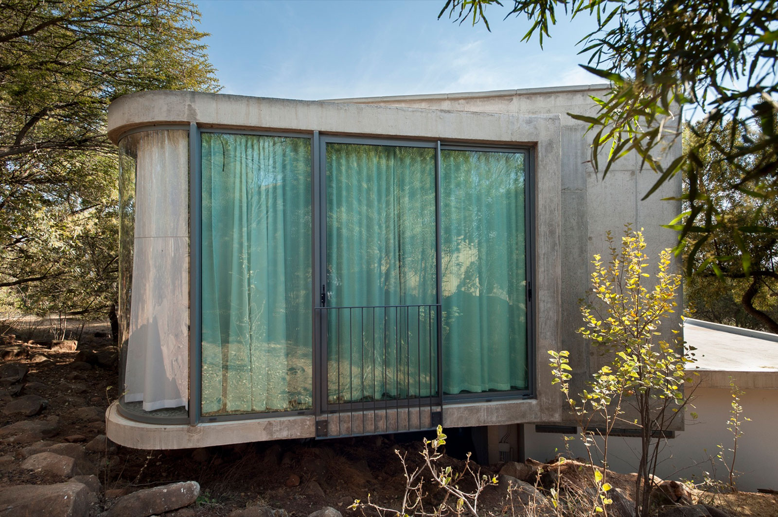 A Stylish Cantilevered Concrete Home with Stunning Character in Pretoria, South Africa by Earthworld Architects & Interiors (10)