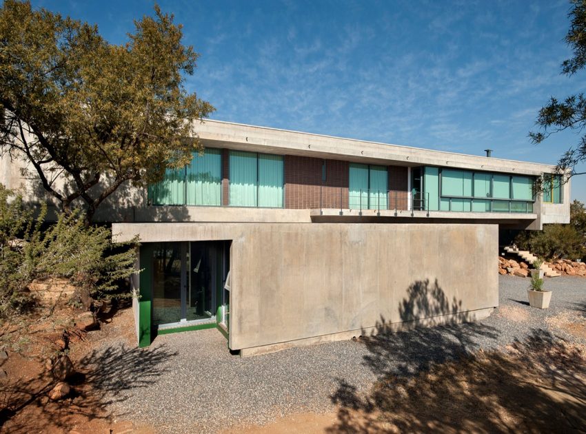 A Stylish Cantilevered Concrete Home with Stunning Character in Pretoria, South Africa by Earthworld Architects & Interiors (6)