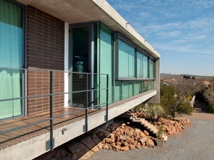 A Stylish Cantilevered Concrete Home with Stunning Character in Pretoria, South Africa by Earthworld Architects & Interiors (7)