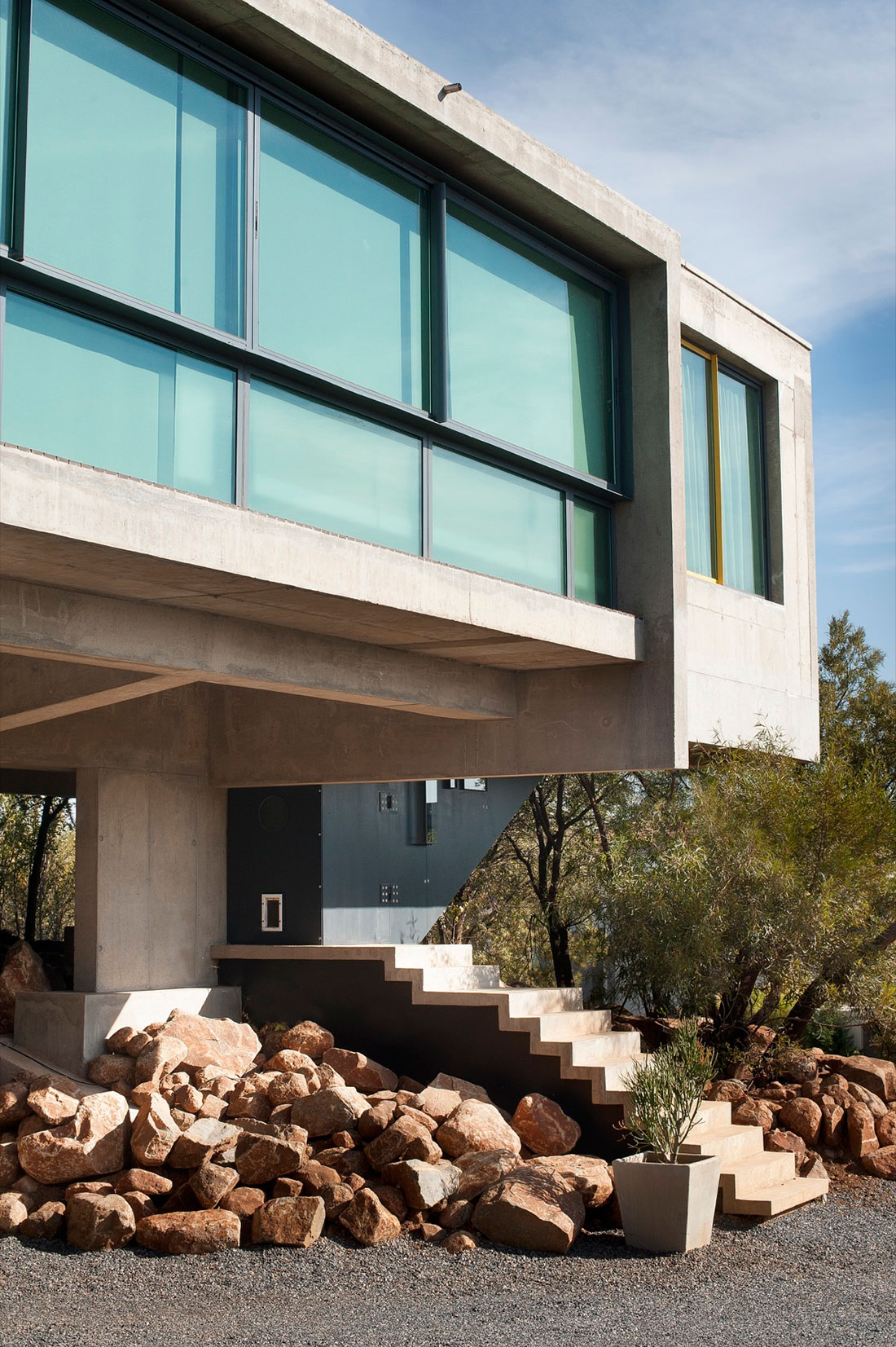 A Stylish Cantilevered Concrete Home with Stunning Character in Pretoria, South Africa by Earthworld Architects & Interiors (8)