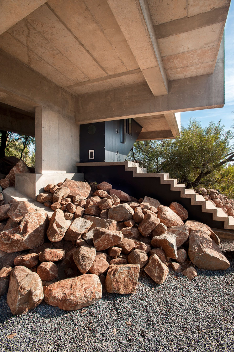 A Stylish Cantilevered Concrete Home with Stunning Character in Pretoria, South Africa by Earthworld Architects & Interiors (9)