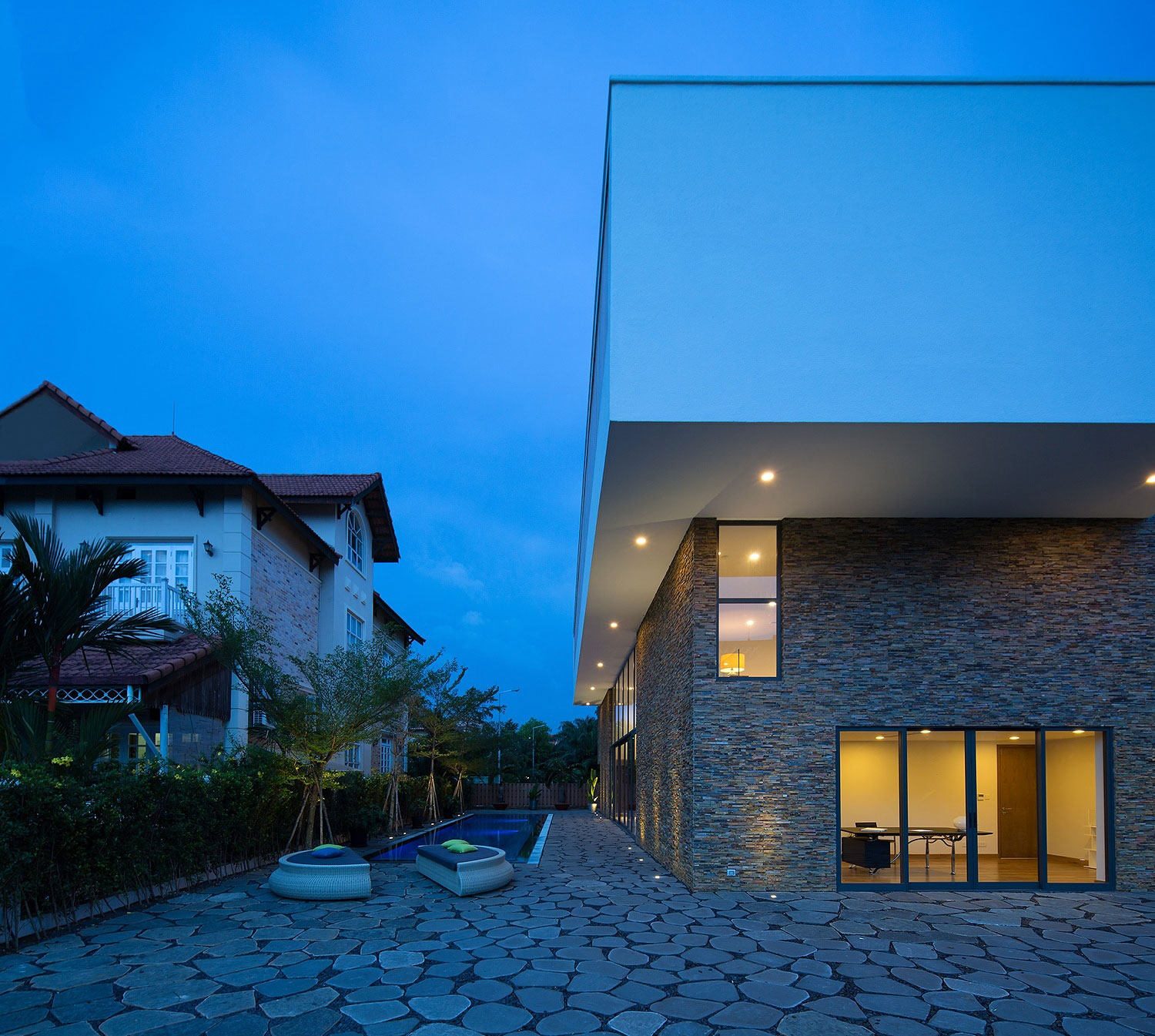 A Stylish Contemporary Home Composed of Two Interlocking Volumes in Ho Chi Minh City by MimA NYstudio + Real Architecture (16)