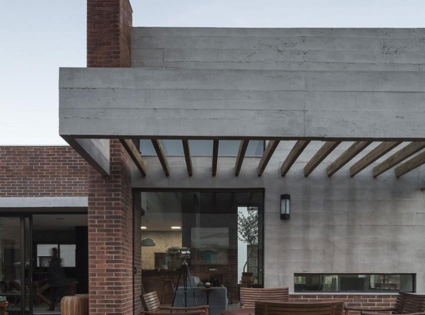 A Stylish Contemporary Home Made of Concrete and Red Bricks in Rio Grande do Sul by Ramella Arquitetura (4)