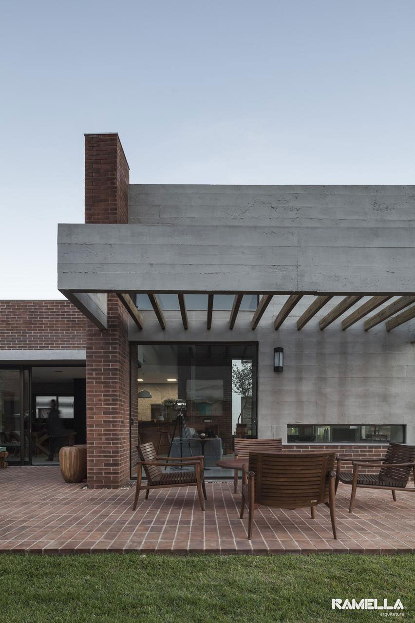 A Stylish Contemporary Home Made of Concrete and Red Bricks in Rio Grande do Sul by Ramella Arquitetura (4)