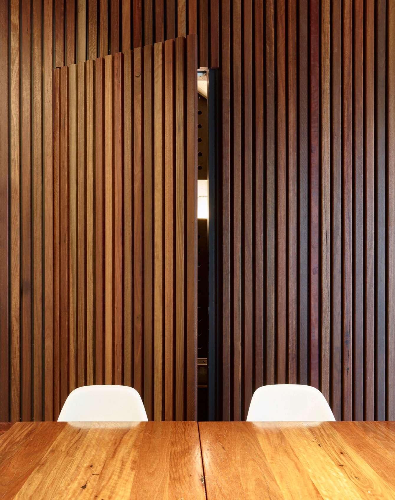 A Stylish Contemporary Home with Wonderful Views in Bardon, Queensland by O’Neill Architecture (10)