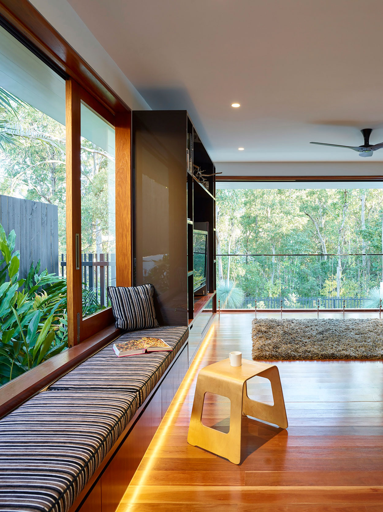 A Stylish Contemporary Home with Wonderful Views in Bardon, Queensland by O’Neill Architecture (6)