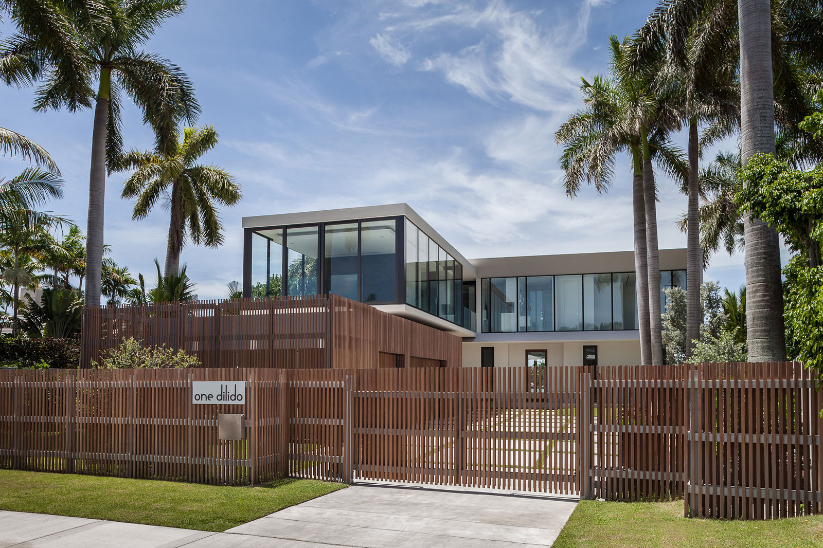 A Stylish Contemporary Home with a Splendid Interior and Carved Staircase in Miami Beach by rGlobe architecture (1)