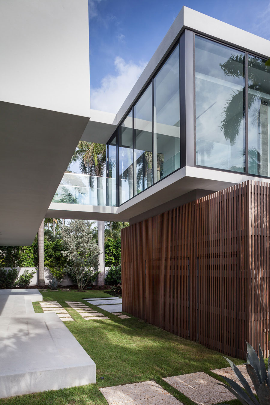 A Stylish Contemporary Home with a Splendid Interior and Carved Staircase in Miami Beach by rGlobe architecture (13)