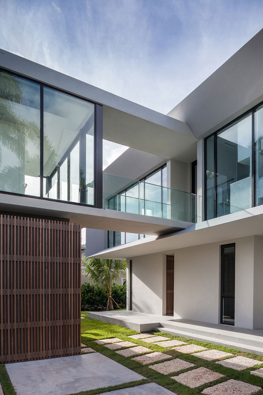 A Stylish Contemporary Home with a Splendid Interior and Carved Staircase in Miami Beach by rGlobe architecture (14)