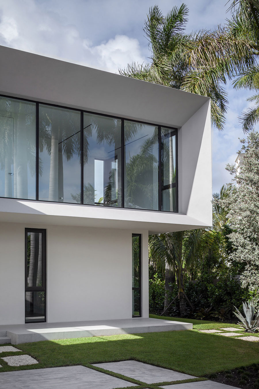 A Stylish Contemporary Home with a Splendid Interior and Carved Staircase in Miami Beach by rGlobe architecture (15)