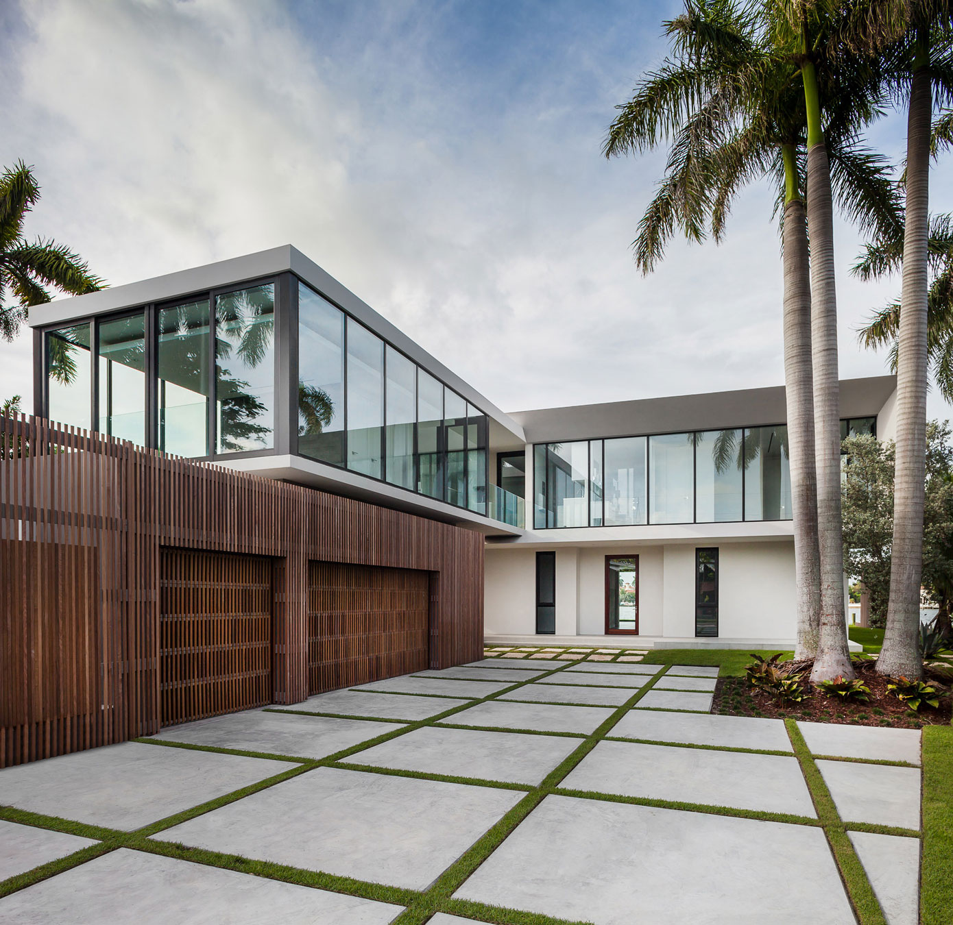 A Stylish Contemporary Home with a Splendid Interior and Carved Staircase in Miami Beach by rGlobe architecture (4)