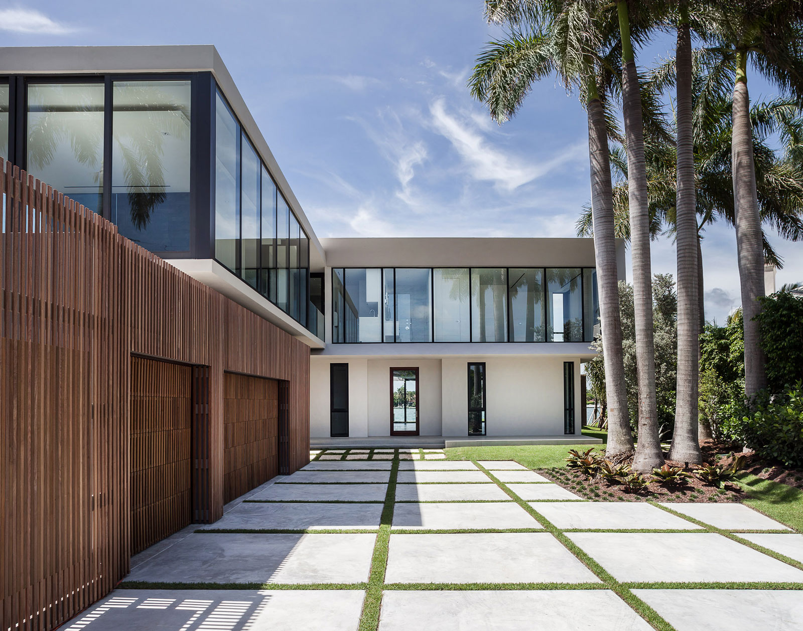 A Stylish Contemporary Home with a Splendid Interior and Carved Staircase in Miami Beach by rGlobe architecture (6)