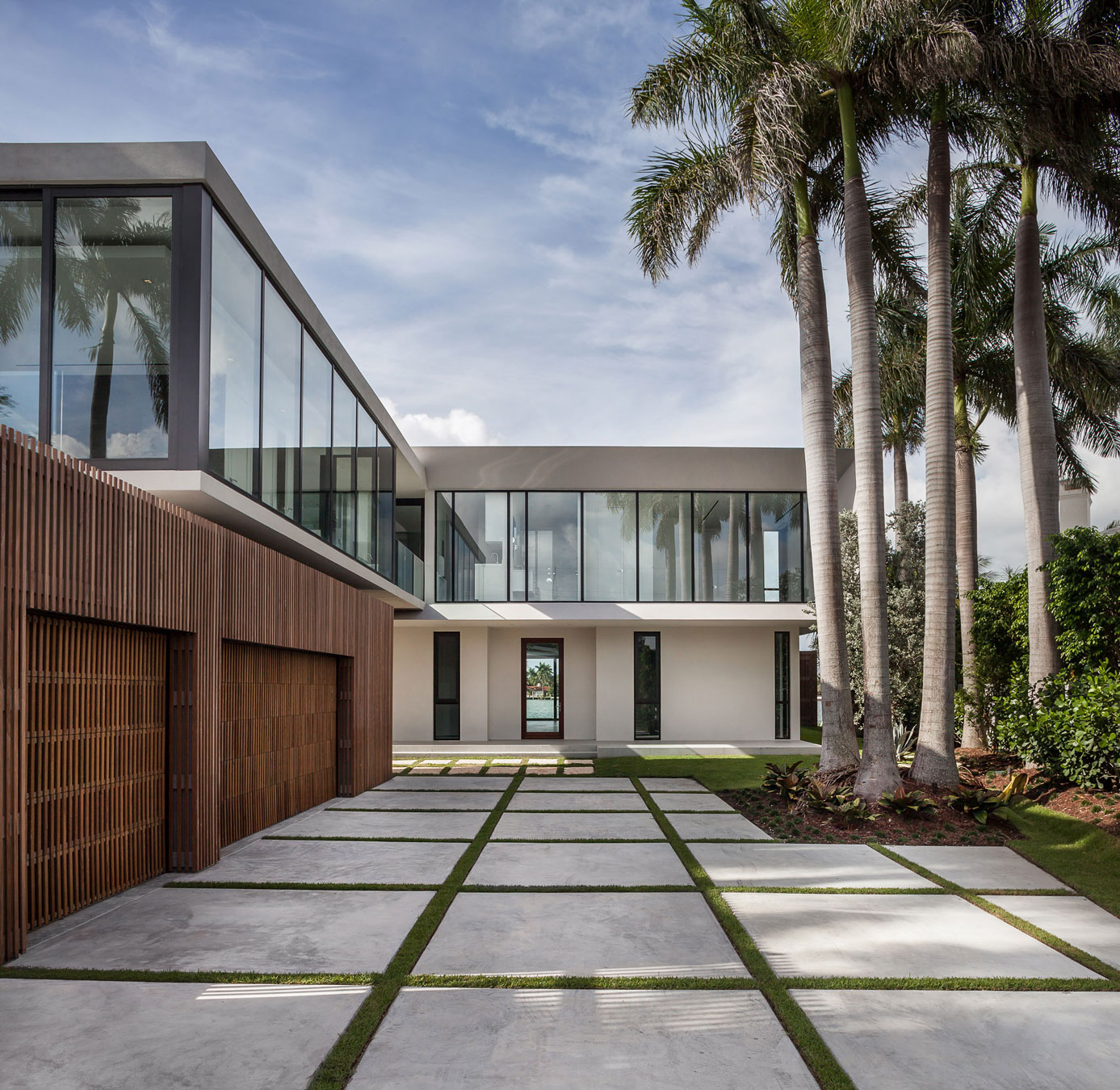 A Stylish Contemporary Home with a Splendid Interior and Carved Staircase in Miami Beach by rGlobe architecture (7)