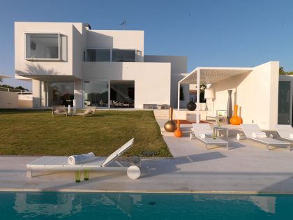 A Stylish Modern Home with Warm Interiors in Chiclana de la Frontera by Teresa Sapey Estudio (1)