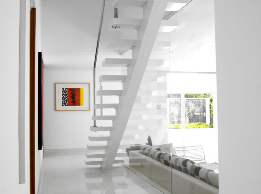 A Stylish Modern Home with Warm Interiors in Chiclana de la Frontera by Teresa Sapey Estudio (10)