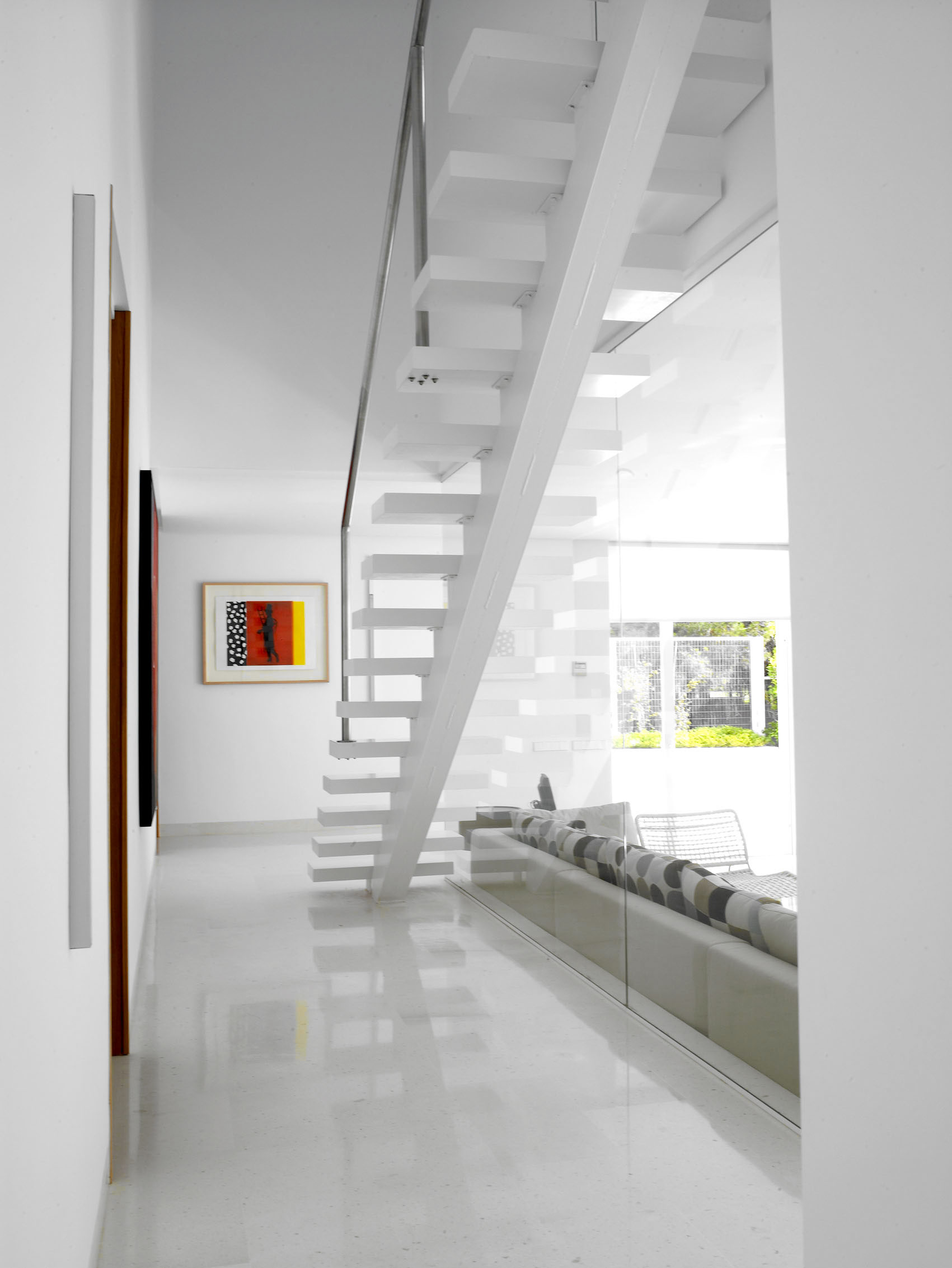 A Stylish Modern Home with Warm Interiors in Chiclana de la Frontera by Teresa Sapey Estudio (10)