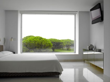 A Stylish Modern Home with Warm Interiors in Chiclana de la Frontera by Teresa Sapey Estudio (11)