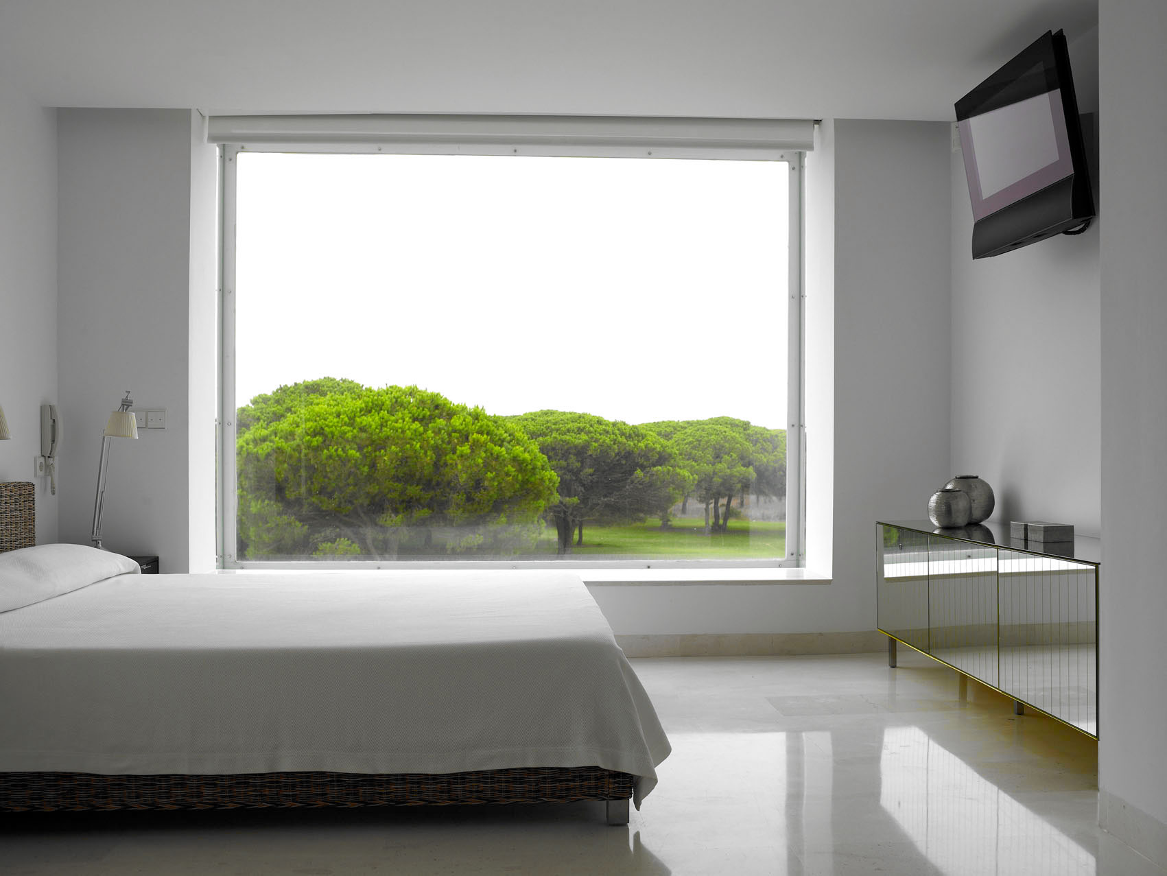 A Stylish Modern Home with Warm Interiors in Chiclana de la Frontera by Teresa Sapey Estudio (11)