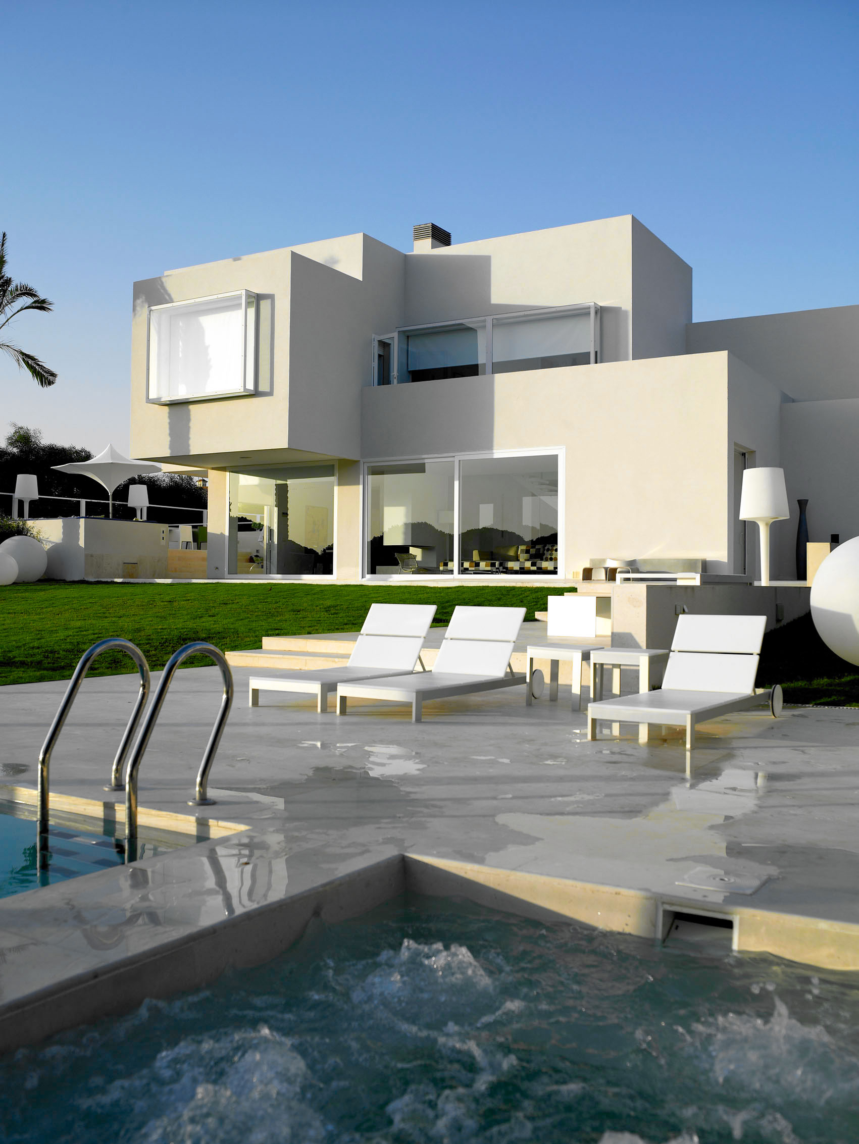 A Stylish Modern Home with Warm Interiors in Chiclana de la Frontera by Teresa Sapey Estudio (2)