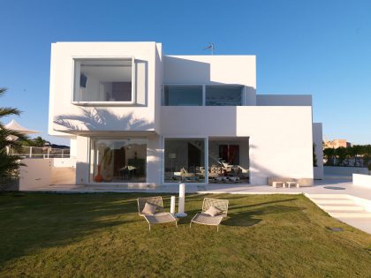 A Stylish Modern Home with Warm Interiors in Chiclana de la Frontera by Teresa Sapey Estudio (3)