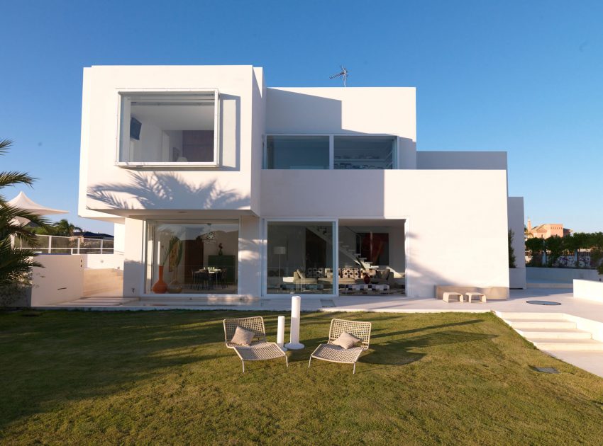 A Stylish Modern Home with Warm Interiors in Chiclana de la Frontera by Teresa Sapey Estudio (3)