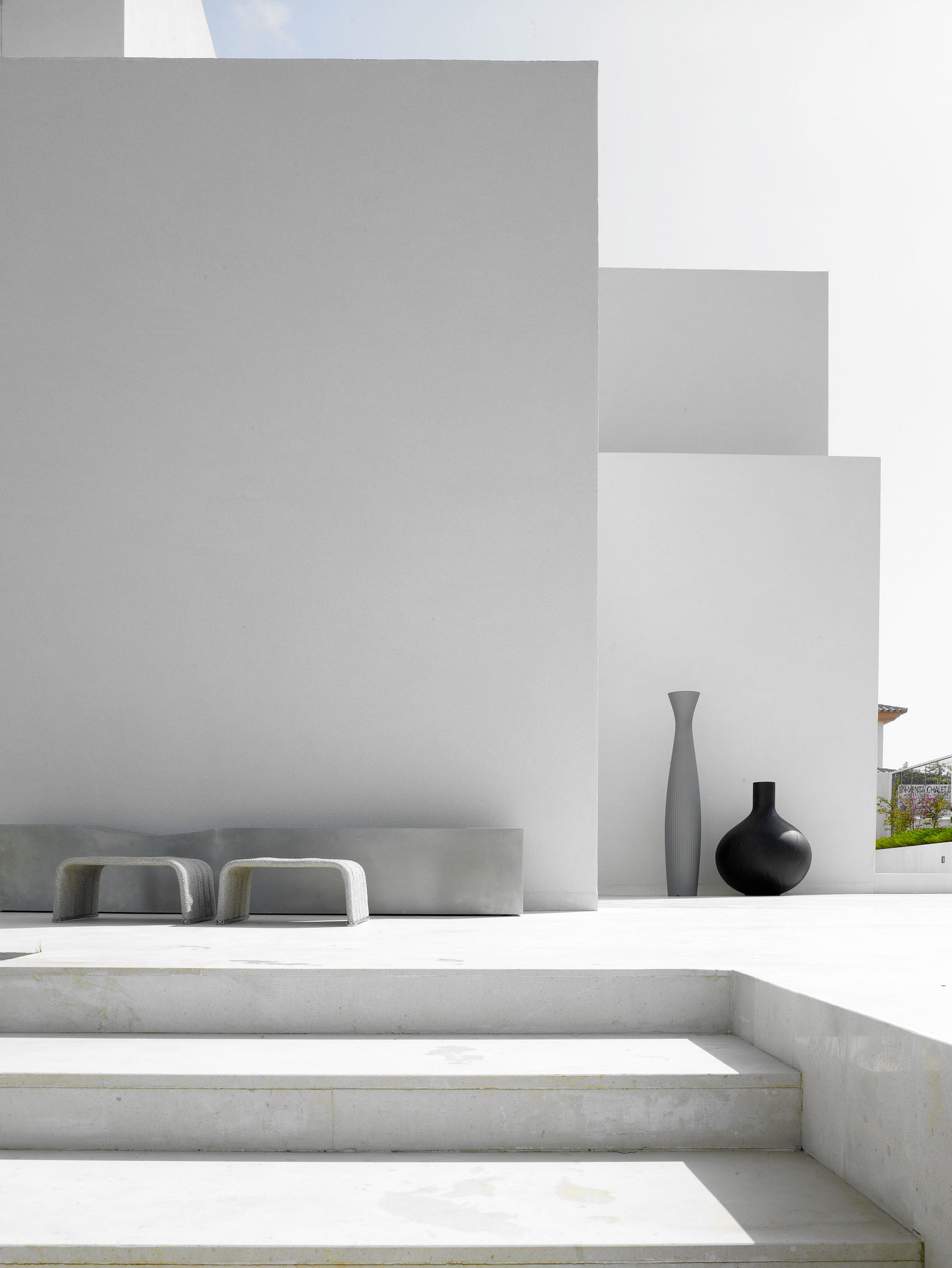 A Stylish Modern Home with Warm Interiors in Chiclana de la Frontera by Teresa Sapey Estudio (5)