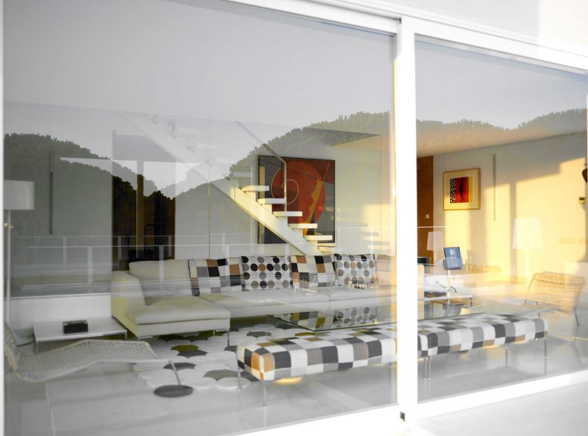A Stylish Modern Home with Warm Interiors in Chiclana de la Frontera by Teresa Sapey Estudio (6)