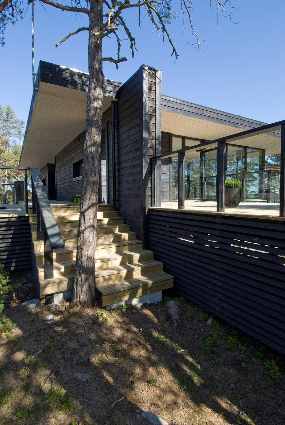 A Stylish Modern Vacation House Built on Rocks in Merimasku, Finland by Haroma & Partners (2)