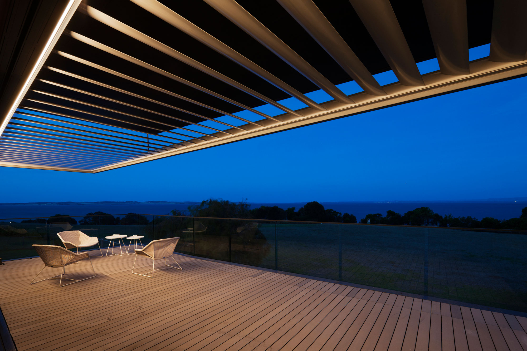 A Stylish and Bold Contemporary Family Home in Rhyll, Australia by Jarchitecture (16)