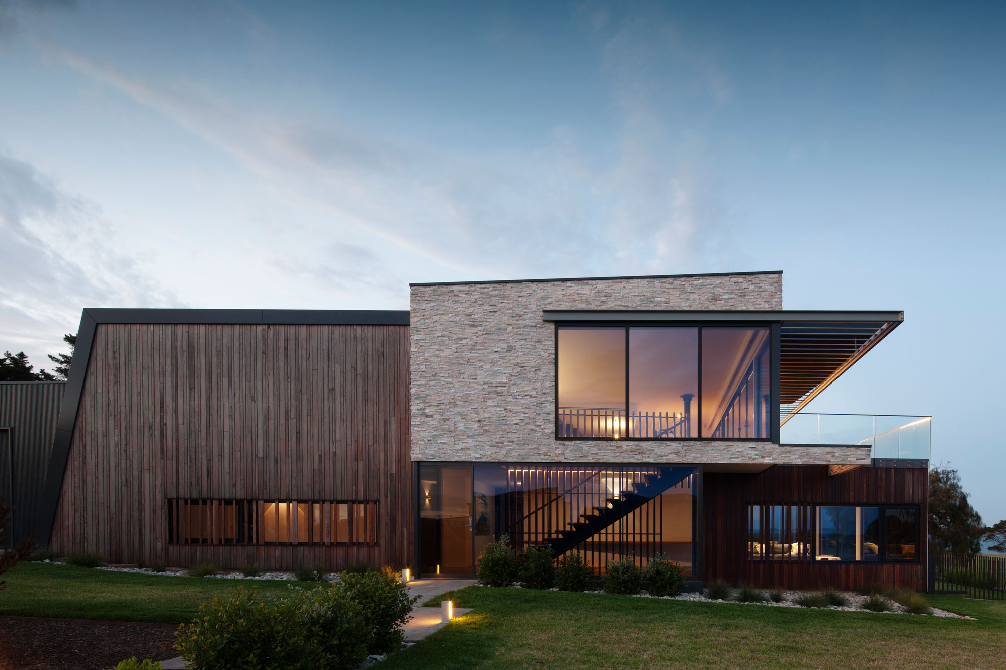 A Stylish and Bold Contemporary Family Home in Rhyll, Australia by Jarchitecture (18)