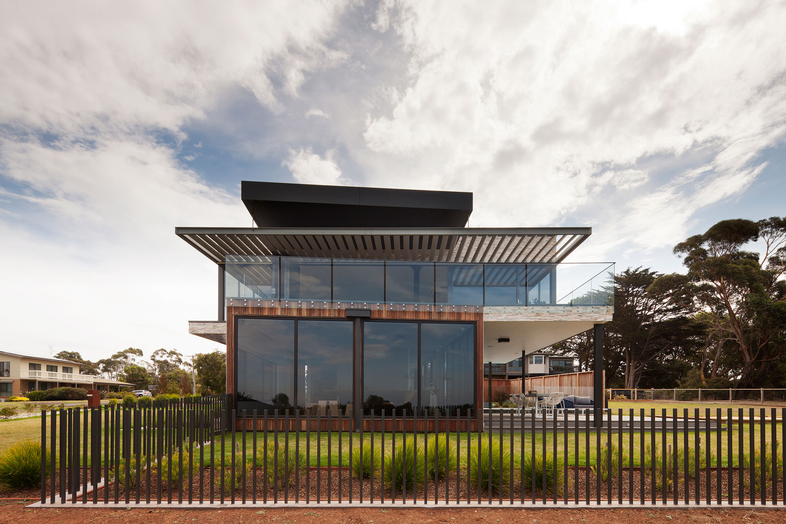 A Stylish and Bold Contemporary Family Home in Rhyll, Australia by Jarchitecture (3)