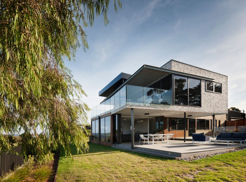 A Stylish and Bold Contemporary Family Home in Rhyll, Australia by Jarchitecture (4)