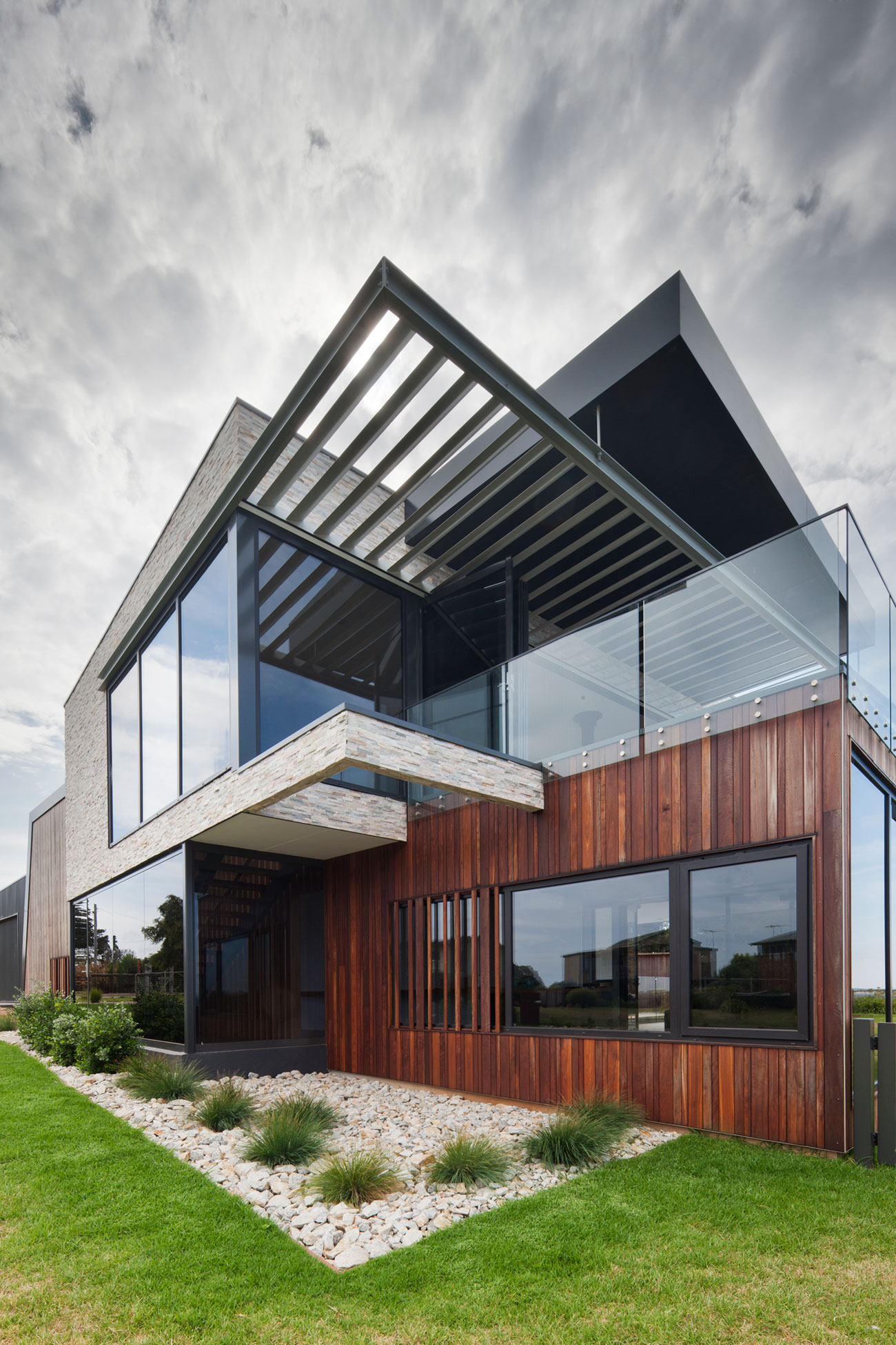 A Stylish and Bold Contemporary Family Home in Rhyll, Australia by Jarchitecture (6)