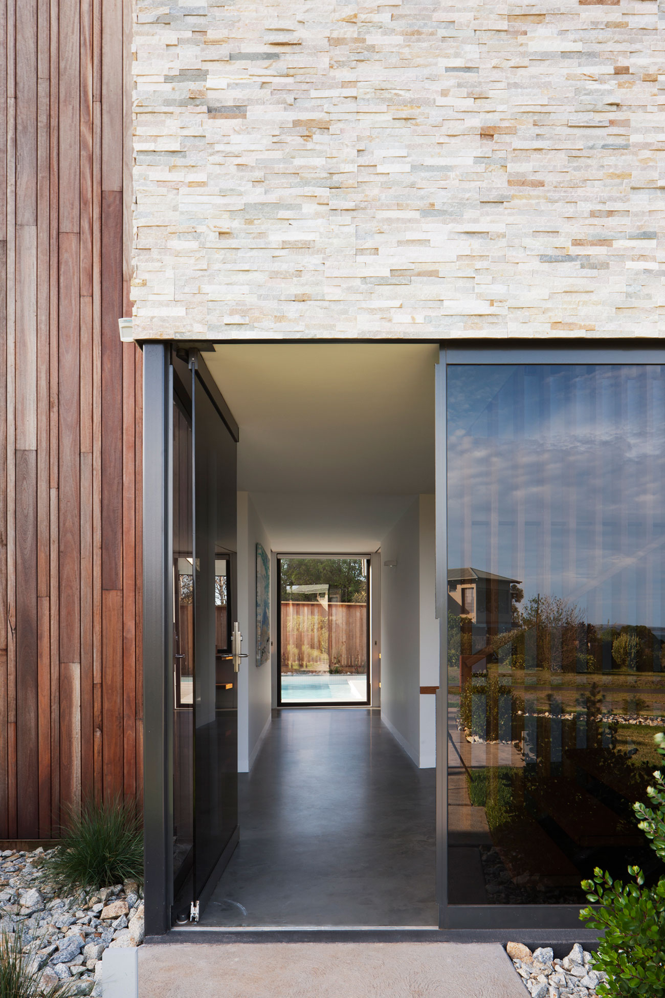 A Stylish and Bold Contemporary Family Home in Rhyll, Australia by Jarchitecture (7)