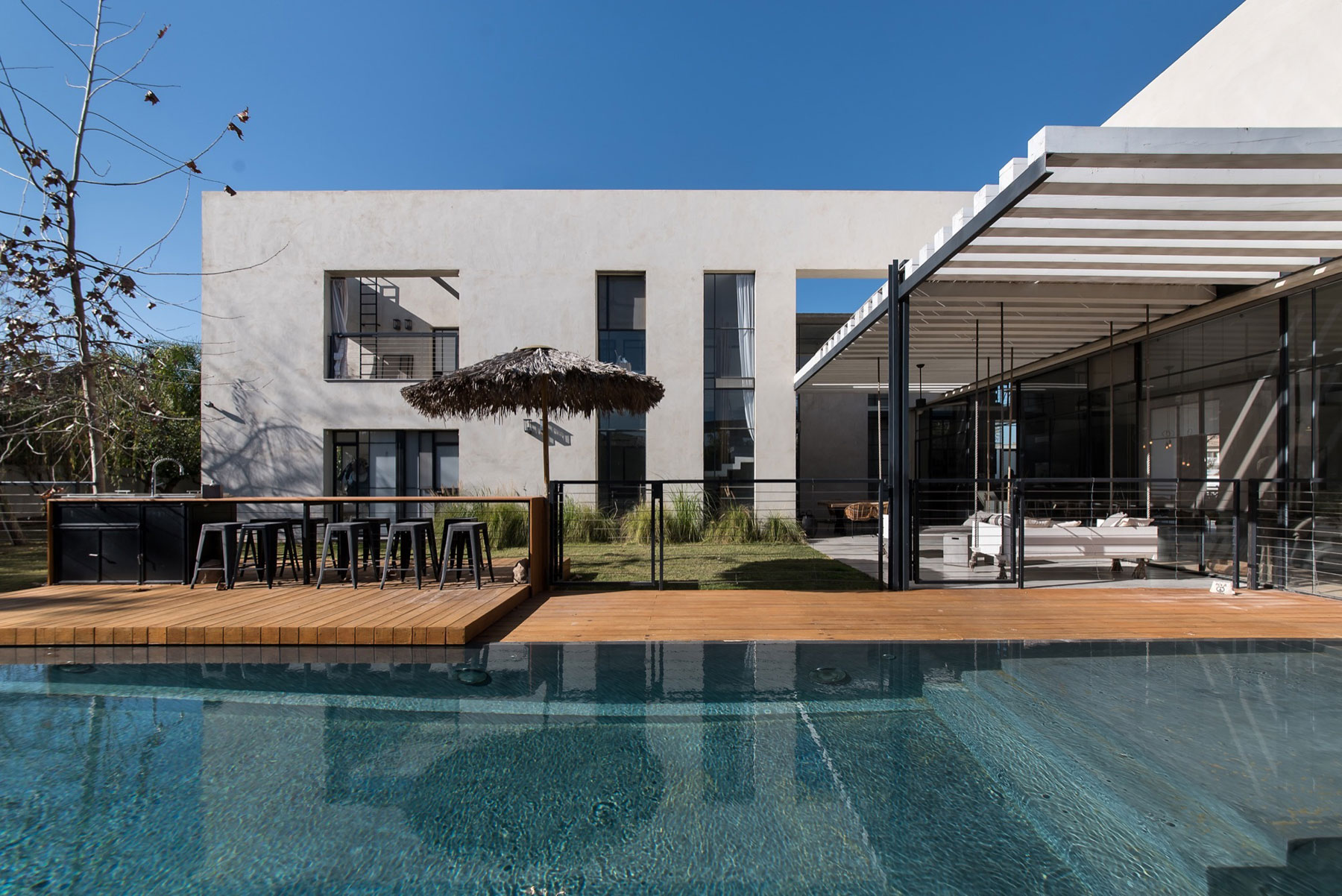 A Stylish and Spacious Concrete House with Luminous Interiors in Tel Aviv by Neuman Hayner Architects (1)