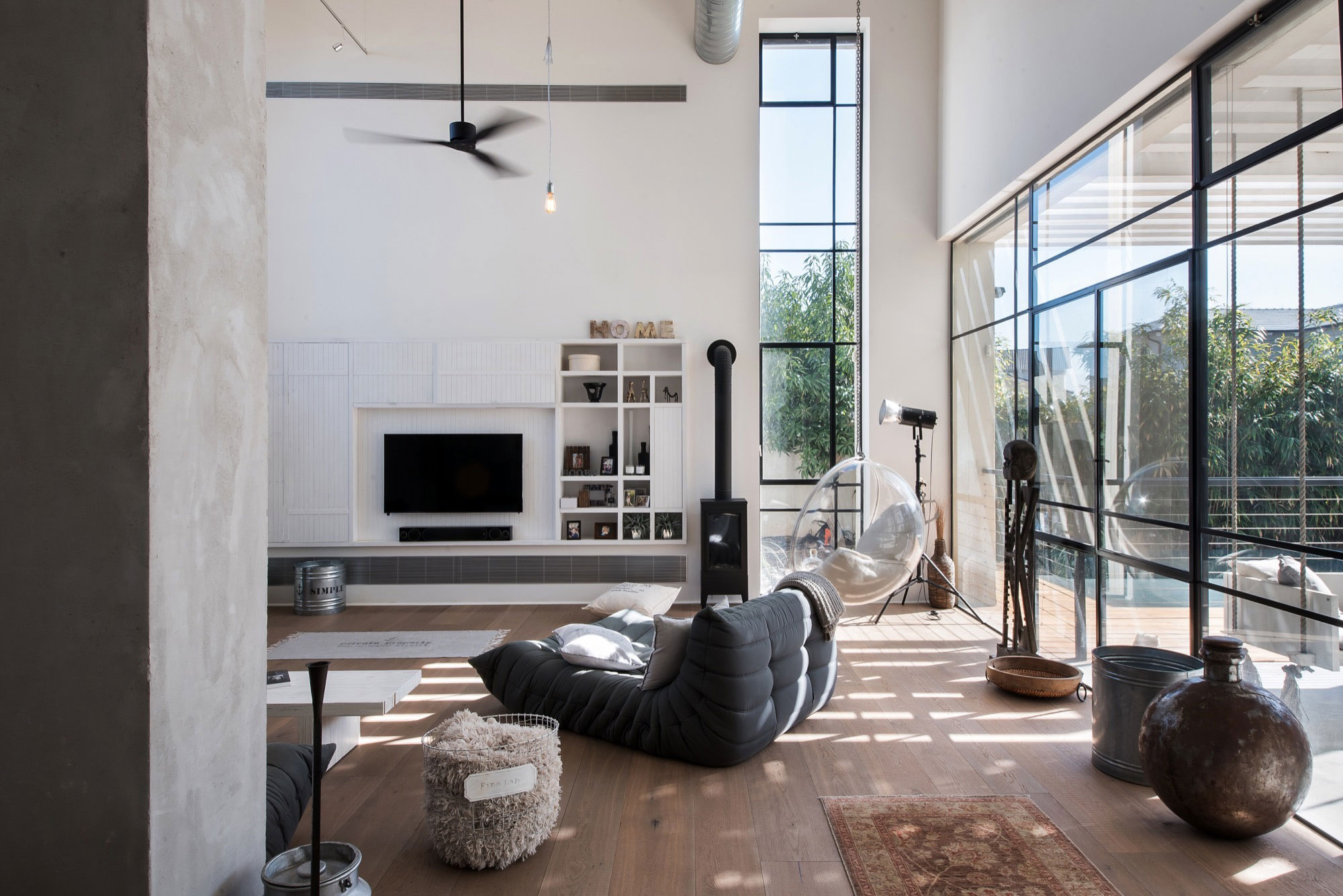 A Stylish and Spacious Concrete House with Luminous Interiors in Tel Aviv by Neuman Hayner Architects (10)