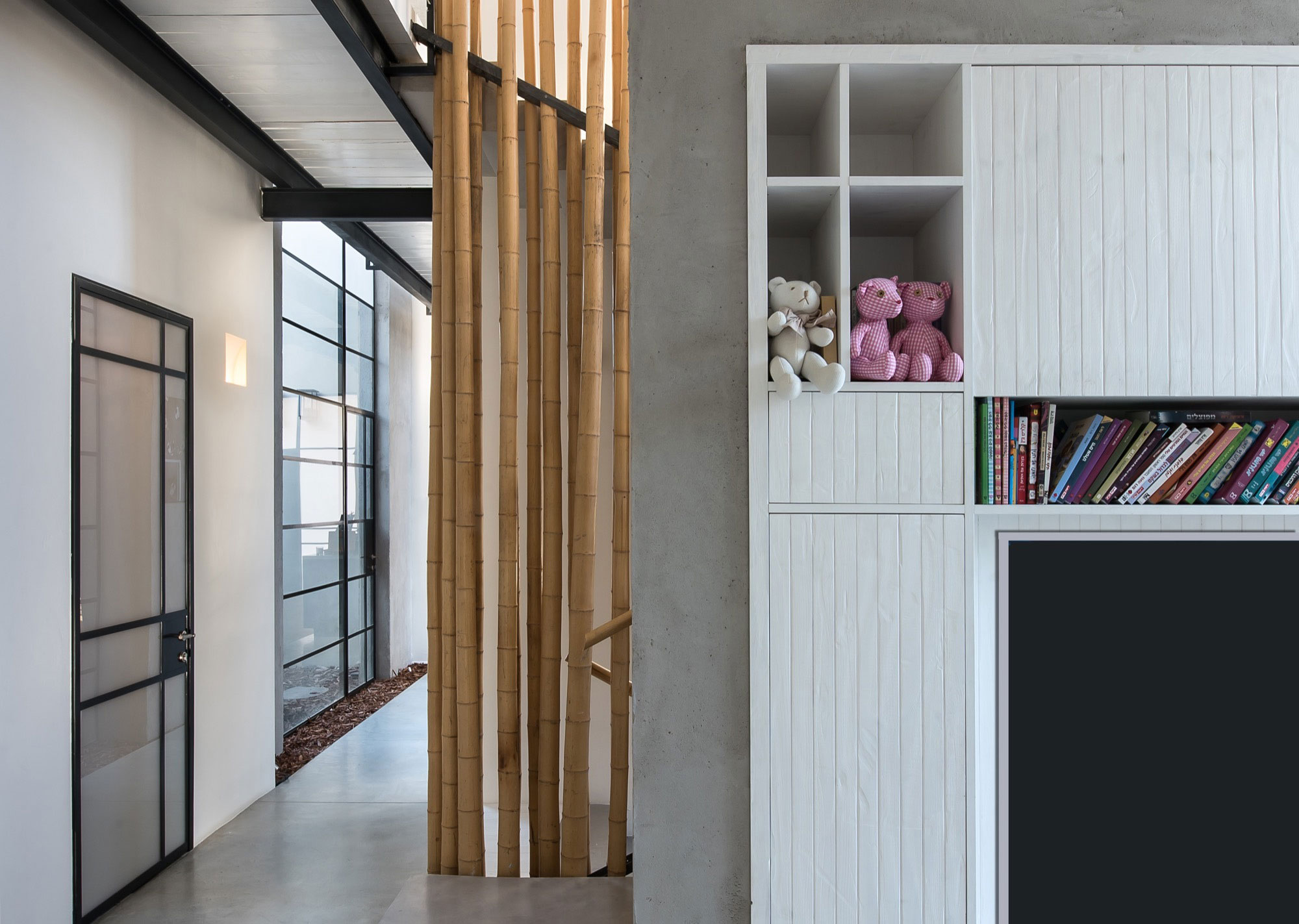 A Stylish and Spacious Concrete House with Luminous Interiors in Tel Aviv by Neuman Hayner Architects (14)